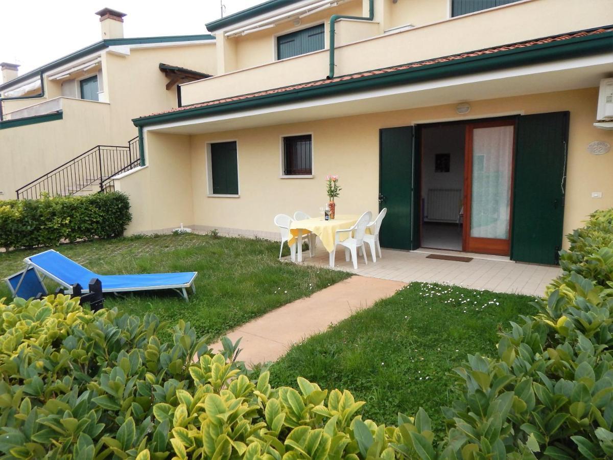 Hotel Apartments Villaggio Dei Fiori 4 Stars Luxury - Great Family Resort - Pet Friendly - With Hypermarket - Delivery Restaurant-Pizzeria - Room Breakfast With Supplement - Ultra Fast Wi-Fi - Play Area For Children - Olympic Swimming Pool - Parking Каорле Екстериор снимка
