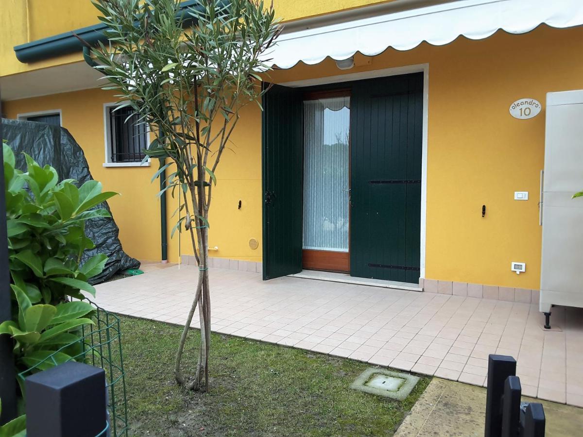 Hotel Apartments Villaggio Dei Fiori 4 Stars Luxury - Great Family Resort - Pet Friendly - With Hypermarket - Delivery Restaurant-Pizzeria - Room Breakfast With Supplement - Ultra Fast Wi-Fi - Play Area For Children - Olympic Swimming Pool - Parking Каорле Екстериор снимка