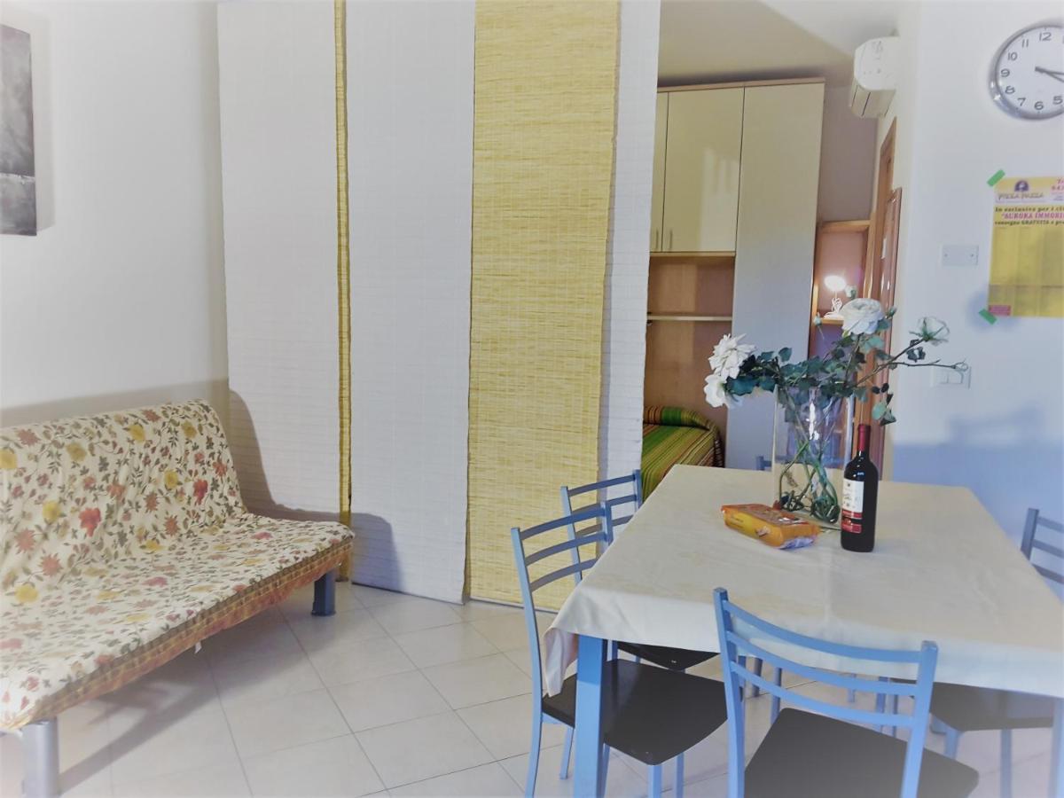 Hotel Apartments Villaggio Dei Fiori 4 Stars Luxury - Great Family Resort - Pet Friendly - With Hypermarket - Delivery Restaurant-Pizzeria - Room Breakfast With Supplement - Ultra Fast Wi-Fi - Play Area For Children - Olympic Swimming Pool - Parking Каорле Екстериор снимка