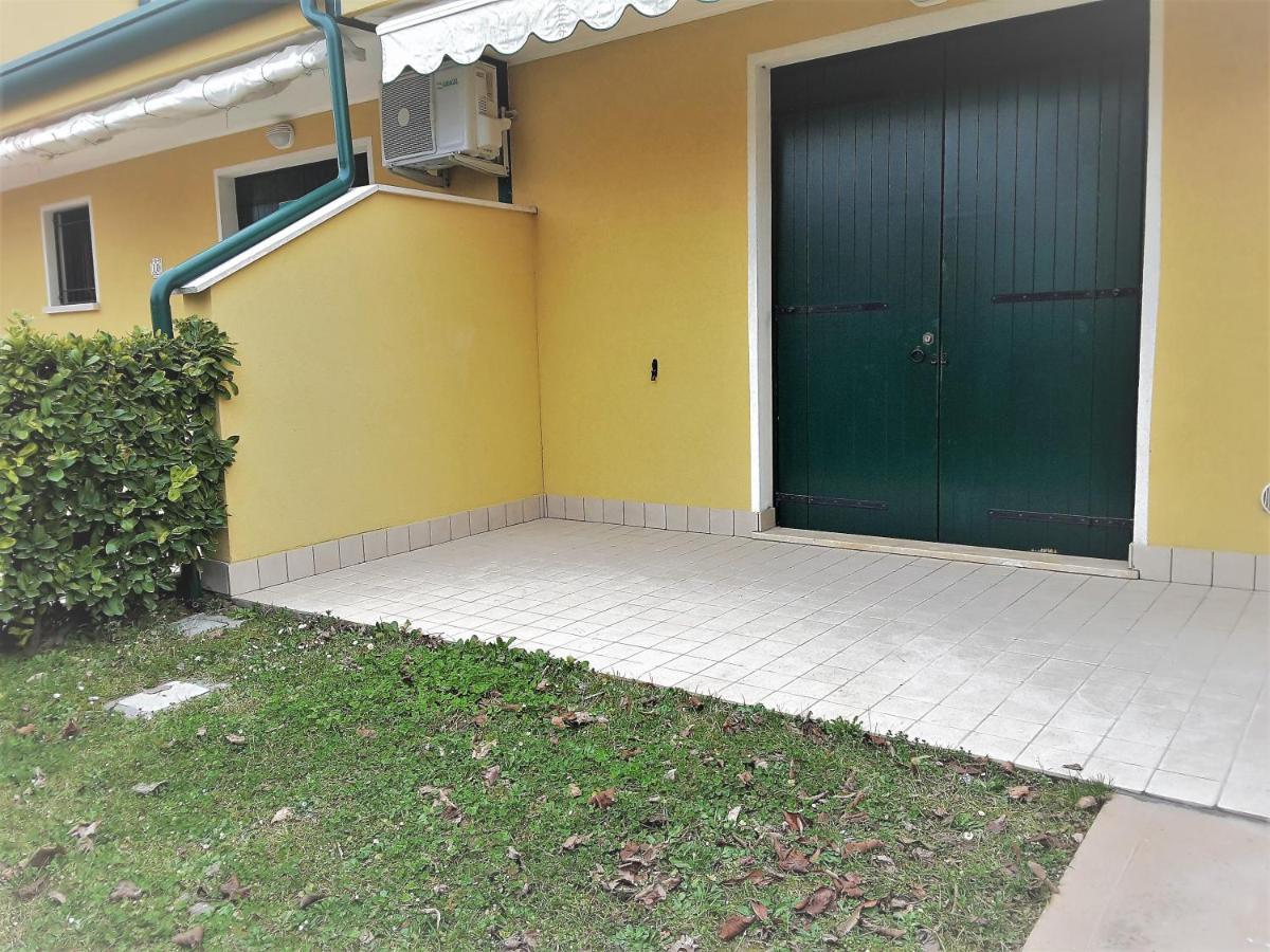 Hotel Apartments Villaggio Dei Fiori 4 Stars Luxury - Great Family Resort - Pet Friendly - With Hypermarket - Delivery Restaurant-Pizzeria - Room Breakfast With Supplement - Ultra Fast Wi-Fi - Play Area For Children - Olympic Swimming Pool - Parking Каорле Екстериор снимка
