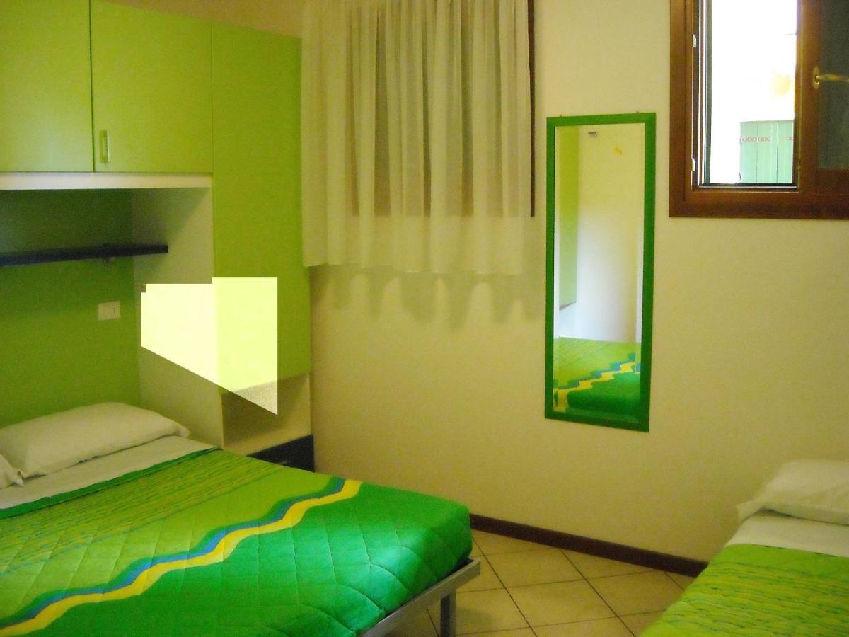 Hotel Apartments Villaggio Dei Fiori 4 Stars Luxury - Great Family Resort - Pet Friendly - With Hypermarket - Delivery Restaurant-Pizzeria - Room Breakfast With Supplement - Ultra Fast Wi-Fi - Play Area For Children - Olympic Swimming Pool - Parking Каорле Екстериор снимка