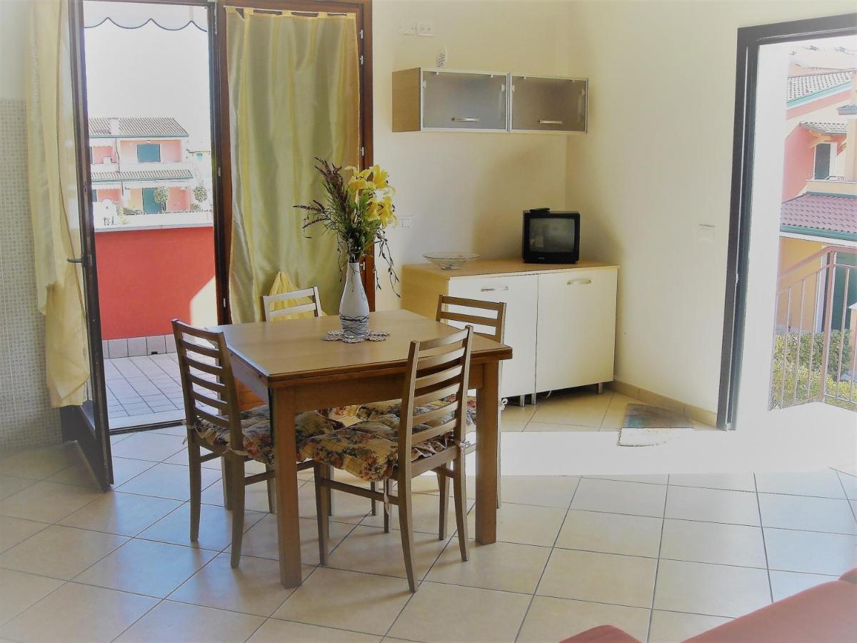 Hotel Apartments Villaggio Dei Fiori 4 Stars Luxury - Great Family Resort - Pet Friendly - With Hypermarket - Delivery Restaurant-Pizzeria - Room Breakfast With Supplement - Ultra Fast Wi-Fi - Play Area For Children - Olympic Swimming Pool - Parking Каорле Екстериор снимка
