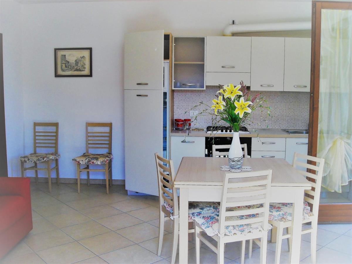 Hotel Apartments Villaggio Dei Fiori 4 Stars Luxury - Great Family Resort - Pet Friendly - With Hypermarket - Delivery Restaurant-Pizzeria - Room Breakfast With Supplement - Ultra Fast Wi-Fi - Play Area For Children - Olympic Swimming Pool - Parking Каорле Екстериор снимка