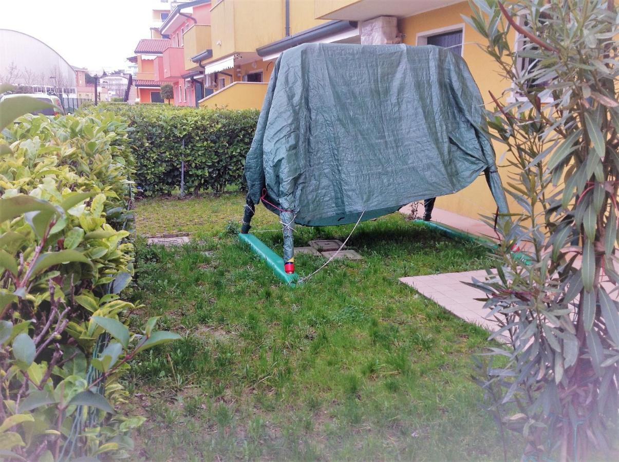 Hotel Apartments Villaggio Dei Fiori 4 Stars Luxury - Great Family Resort - Pet Friendly - With Hypermarket - Delivery Restaurant-Pizzeria - Room Breakfast With Supplement - Ultra Fast Wi-Fi - Play Area For Children - Olympic Swimming Pool - Parking Каорле Екстериор снимка