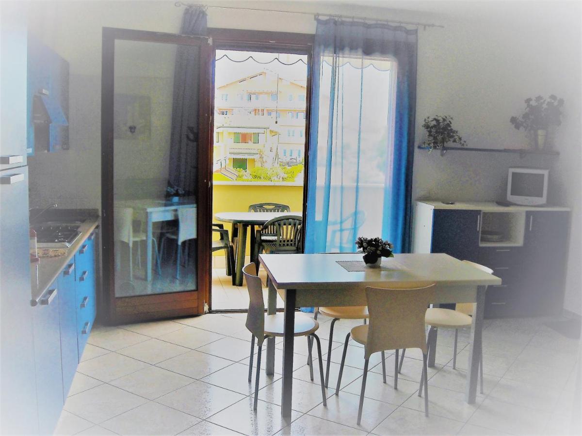Hotel Apartments Villaggio Dei Fiori 4 Stars Luxury - Great Family Resort - Pet Friendly - With Hypermarket - Delivery Restaurant-Pizzeria - Room Breakfast With Supplement - Ultra Fast Wi-Fi - Play Area For Children - Olympic Swimming Pool - Parking Каорле Екстериор снимка