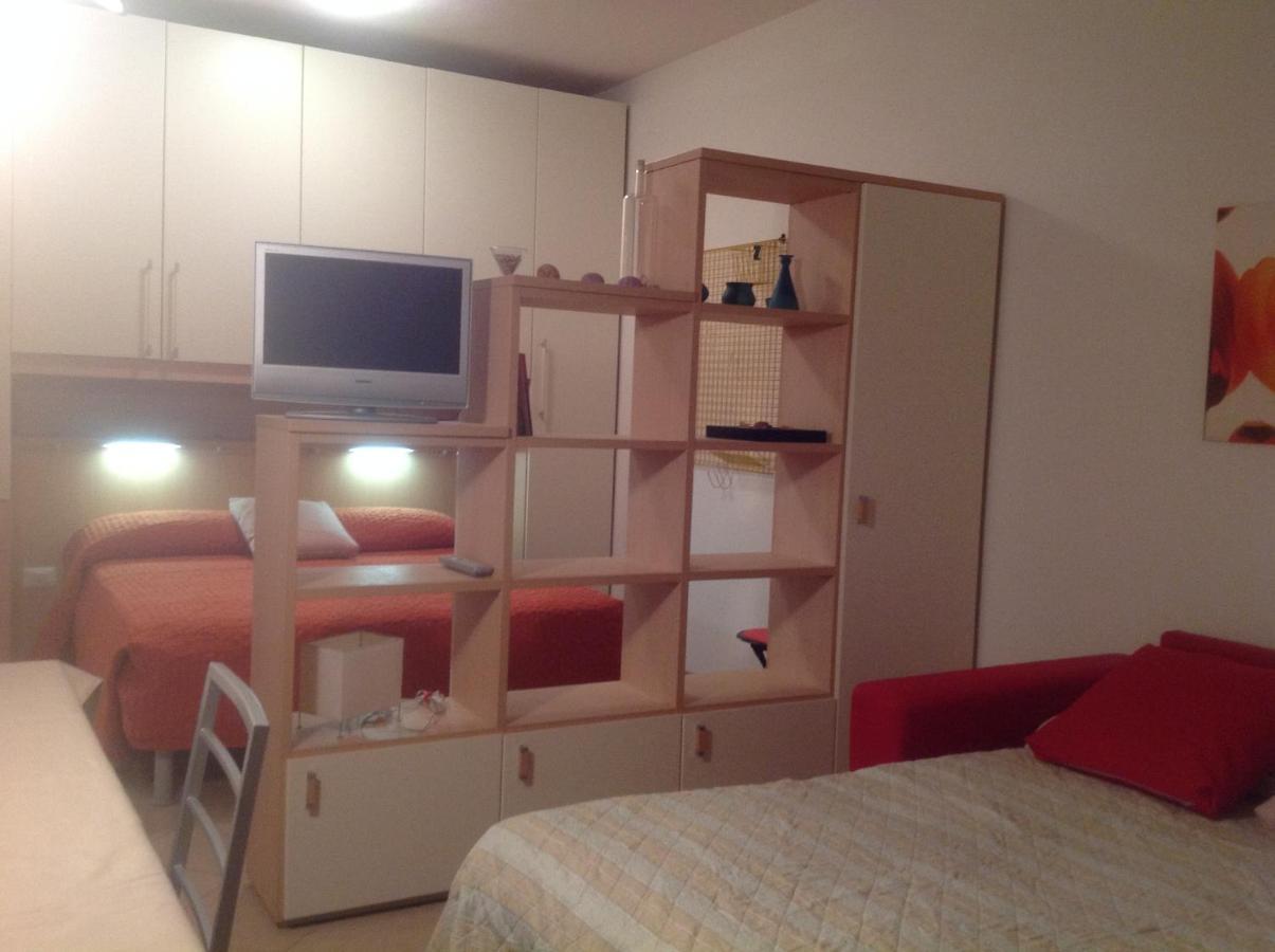 Hotel Apartments Villaggio Dei Fiori 4 Stars Luxury - Great Family Resort - Pet Friendly - With Hypermarket - Delivery Restaurant-Pizzeria - Room Breakfast With Supplement - Ultra Fast Wi-Fi - Play Area For Children - Olympic Swimming Pool - Parking Каорле Екстериор снимка