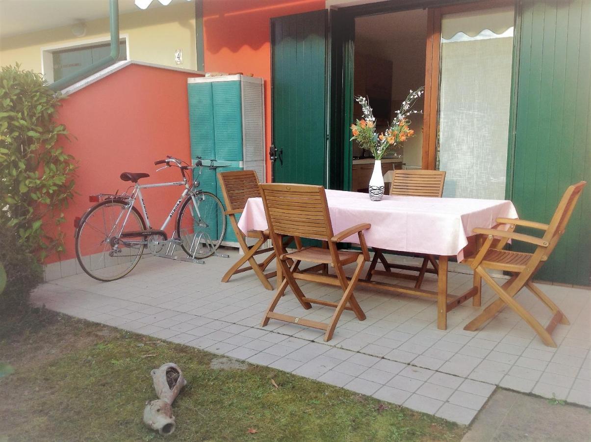 Hotel Apartments Villaggio Dei Fiori 4 Stars Luxury - Great Family Resort - Pet Friendly - With Hypermarket - Delivery Restaurant-Pizzeria - Room Breakfast With Supplement - Ultra Fast Wi-Fi - Play Area For Children - Olympic Swimming Pool - Parking Каорле Екстериор снимка