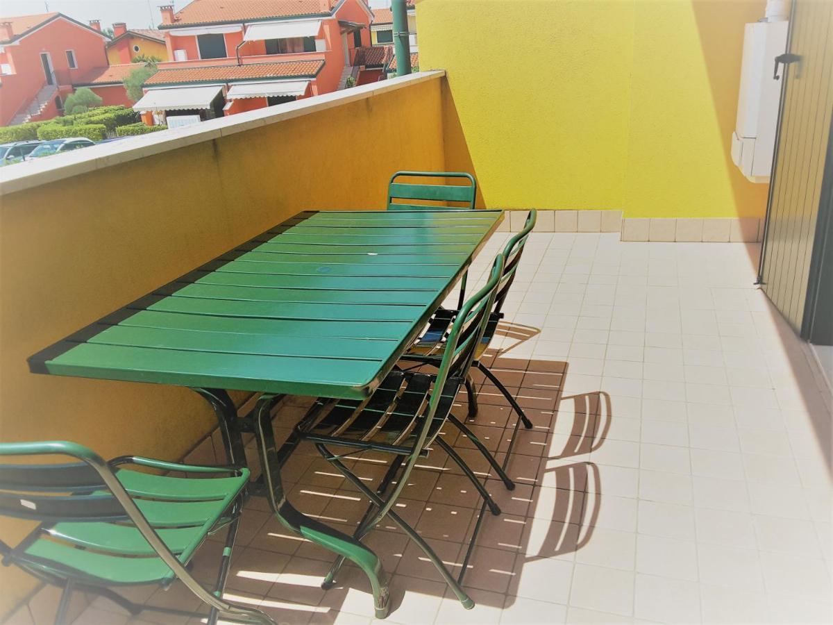 Hotel Apartments Villaggio Dei Fiori 4 Stars Luxury - Great Family Resort - Pet Friendly - With Hypermarket - Delivery Restaurant-Pizzeria - Room Breakfast With Supplement - Ultra Fast Wi-Fi - Play Area For Children - Olympic Swimming Pool - Parking Каорле Екстериор снимка