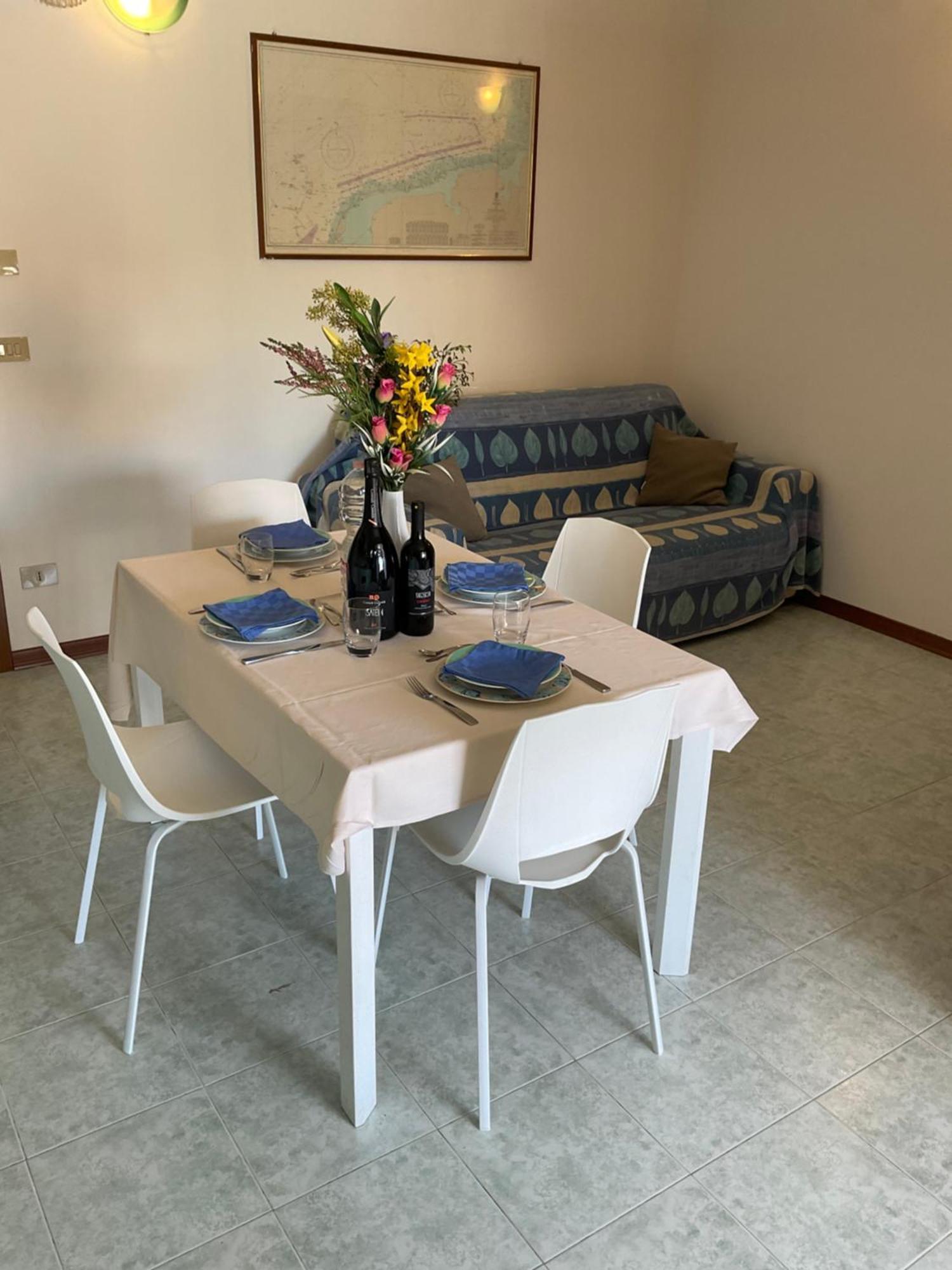 Hotel Apartments Villaggio Dei Fiori 4 Stars Luxury - Great Family Resort - Pet Friendly - With Hypermarket - Delivery Restaurant-Pizzeria - Room Breakfast With Supplement - Ultra Fast Wi-Fi - Play Area For Children - Olympic Swimming Pool - Parking Каорле Екстериор снимка