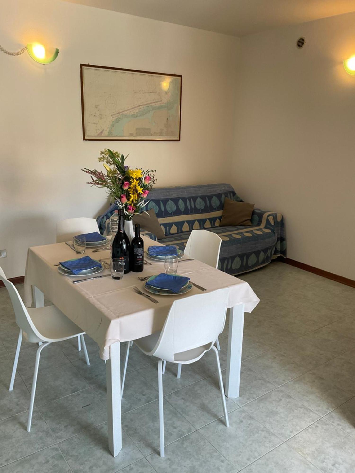 Hotel Apartments Villaggio Dei Fiori 4 Stars Luxury - Great Family Resort - Pet Friendly - With Hypermarket - Delivery Restaurant-Pizzeria - Room Breakfast With Supplement - Ultra Fast Wi-Fi - Play Area For Children - Olympic Swimming Pool - Parking Каорле Екстериор снимка