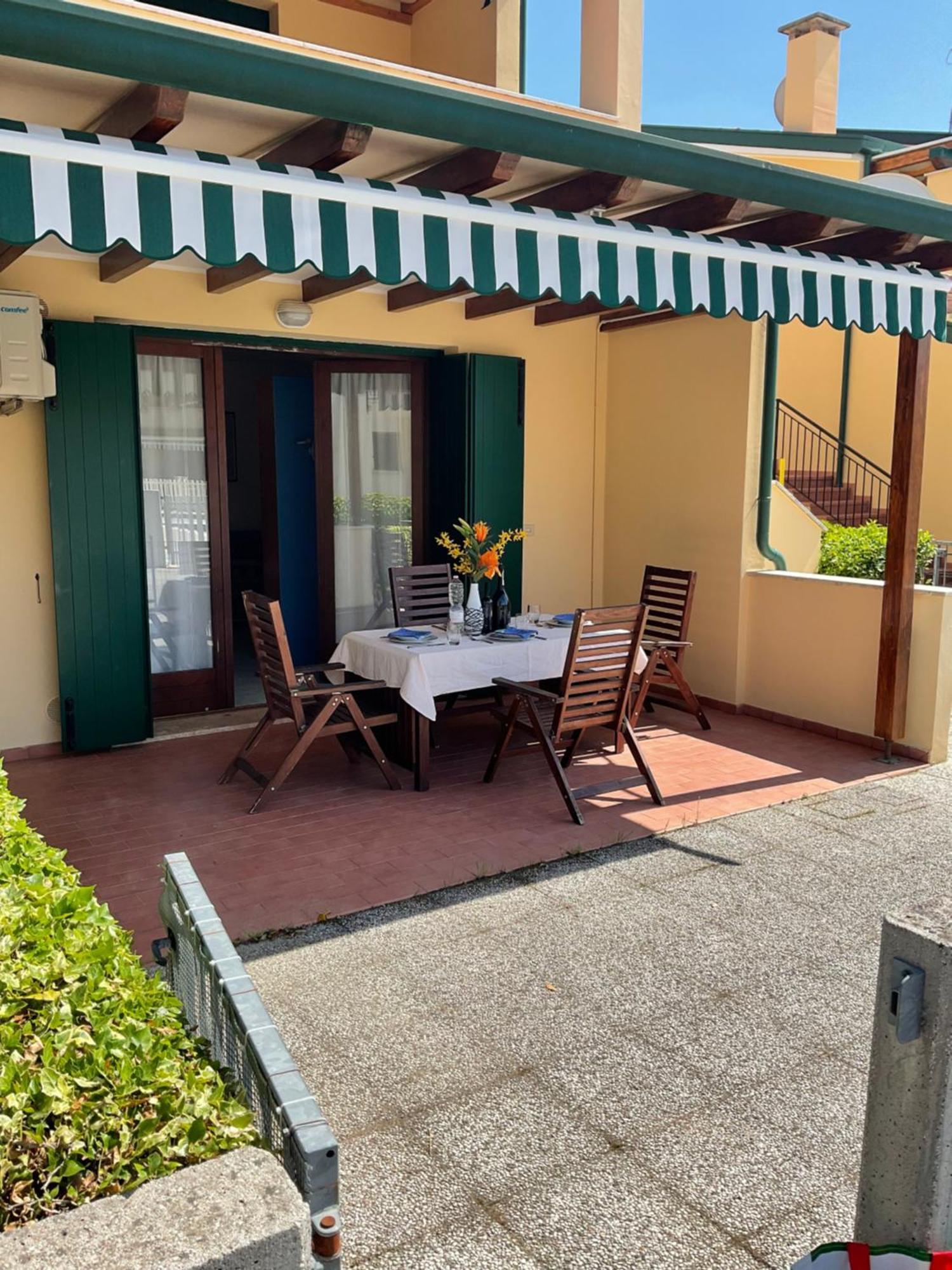 Hotel Apartments Villaggio Dei Fiori 4 Stars Luxury - Great Family Resort - Pet Friendly - With Hypermarket - Delivery Restaurant-Pizzeria - Room Breakfast With Supplement - Ultra Fast Wi-Fi - Play Area For Children - Olympic Swimming Pool - Parking Каорле Екстериор снимка