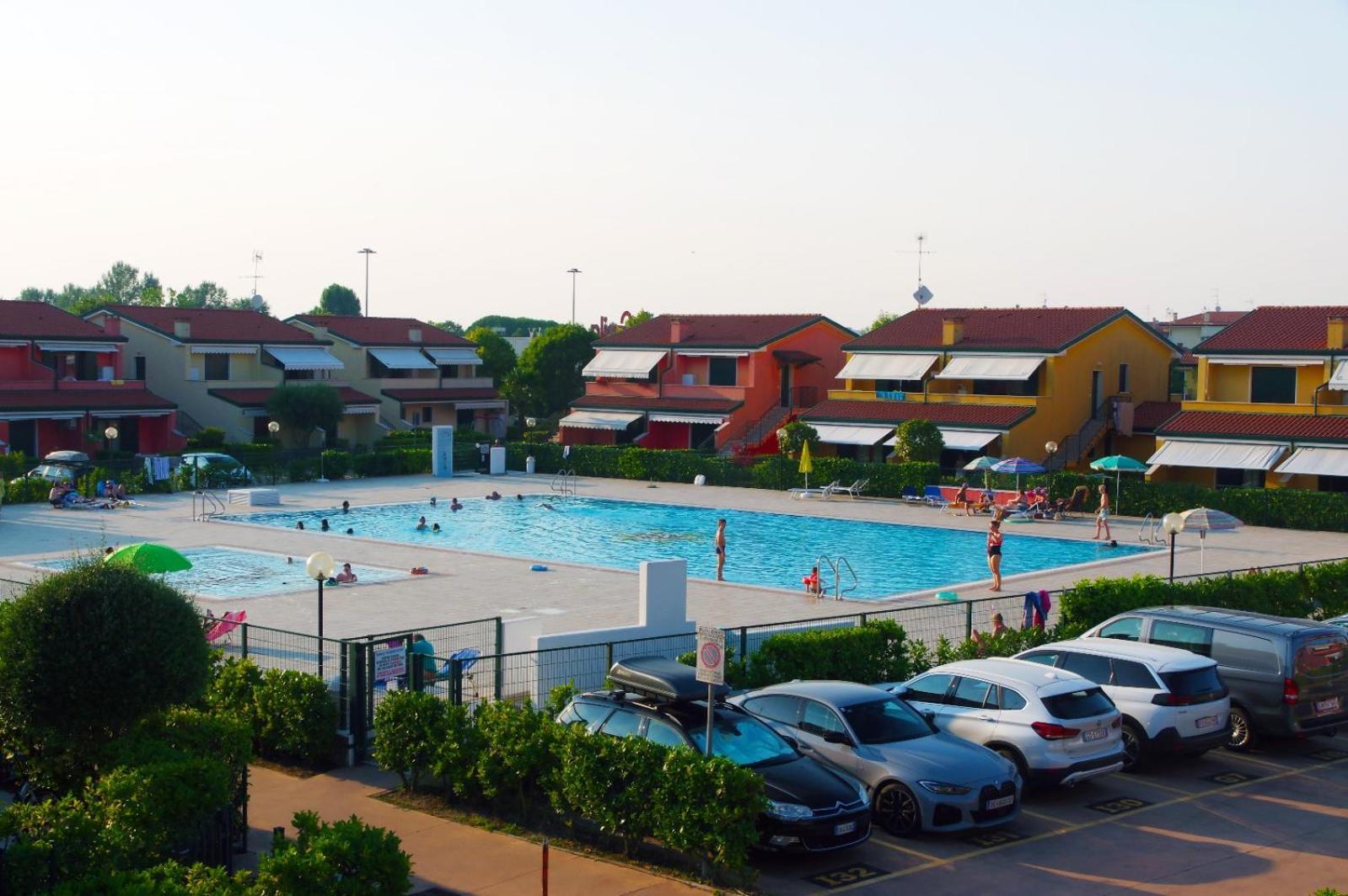 Hotel Apartments Villaggio Dei Fiori 4 Stars Luxury - Great Family Resort - Pet Friendly - With Hypermarket - Delivery Restaurant-Pizzeria - Room Breakfast With Supplement - Ultra Fast Wi-Fi - Play Area For Children - Olympic Swimming Pool - Parking Каорле Екстериор снимка