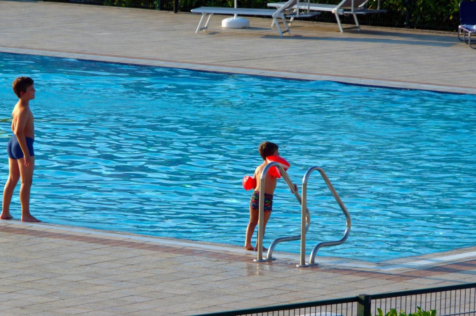 Hotel Apartments Villaggio Dei Fiori 4 Stars Luxury - Great Family Resort - Pet Friendly - With Hypermarket - Delivery Restaurant-Pizzeria - Room Breakfast With Supplement - Ultra Fast Wi-Fi - Play Area For Children - Olympic Swimming Pool - Parking Каорле Екстериор снимка