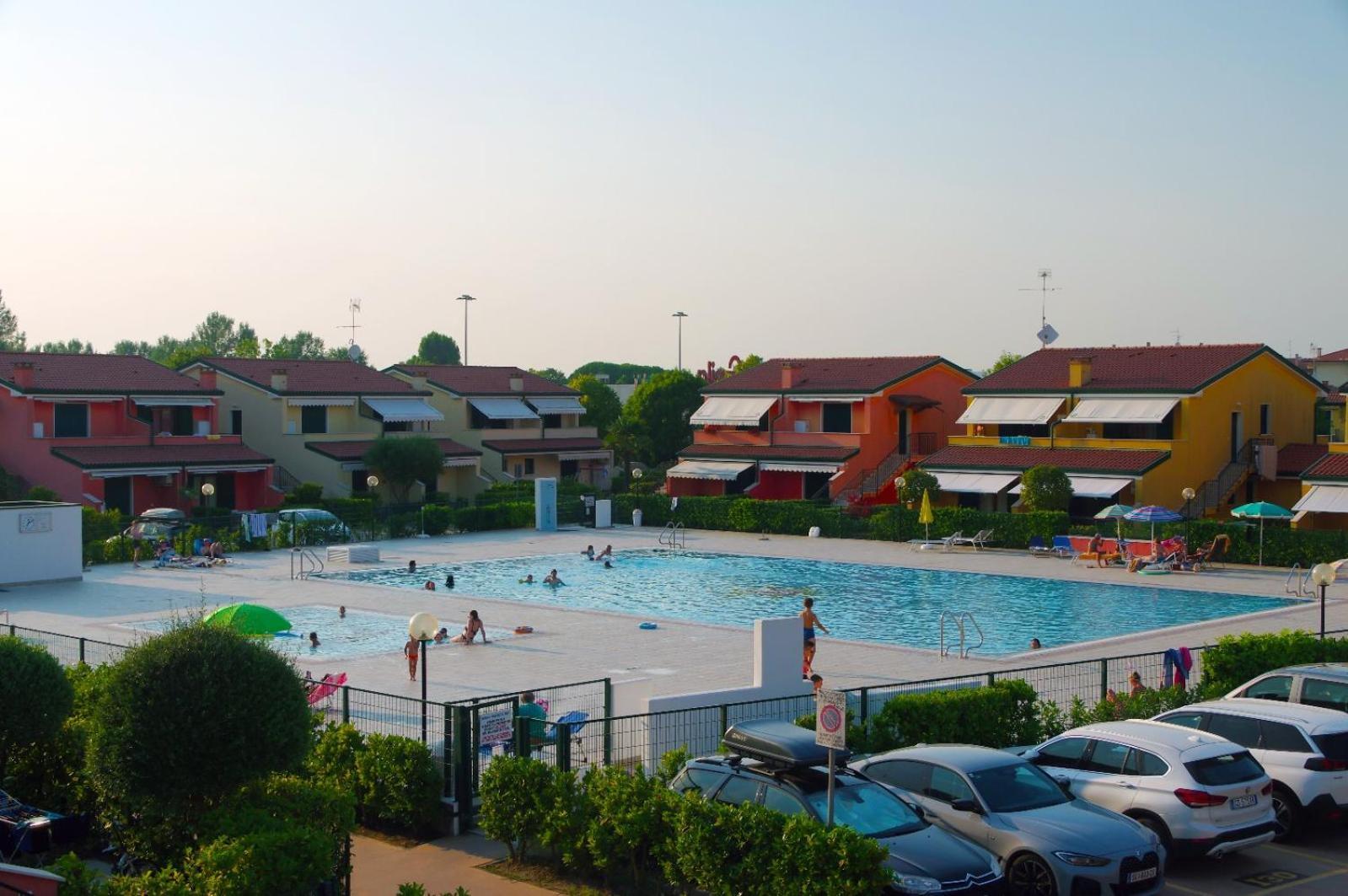 Hotel Apartments Villaggio Dei Fiori 4 Stars Luxury - Great Family Resort - Pet Friendly - With Hypermarket - Delivery Restaurant-Pizzeria - Room Breakfast With Supplement - Ultra Fast Wi-Fi - Play Area For Children - Olympic Swimming Pool - Parking Каорле Екстериор снимка