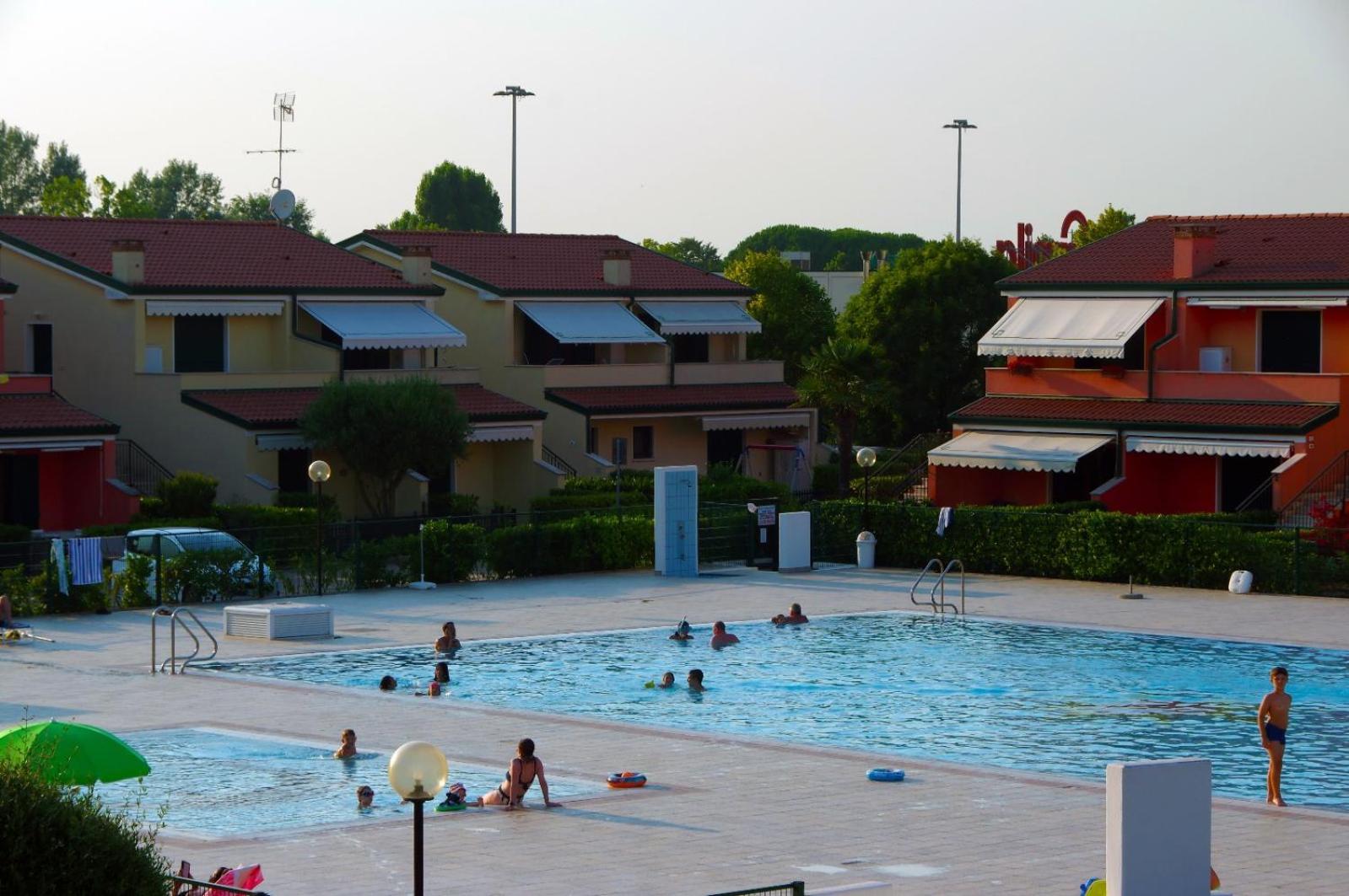 Hotel Apartments Villaggio Dei Fiori 4 Stars Luxury - Great Family Resort - Pet Friendly - With Hypermarket - Delivery Restaurant-Pizzeria - Room Breakfast With Supplement - Ultra Fast Wi-Fi - Play Area For Children - Olympic Swimming Pool - Parking Каорле Екстериор снимка