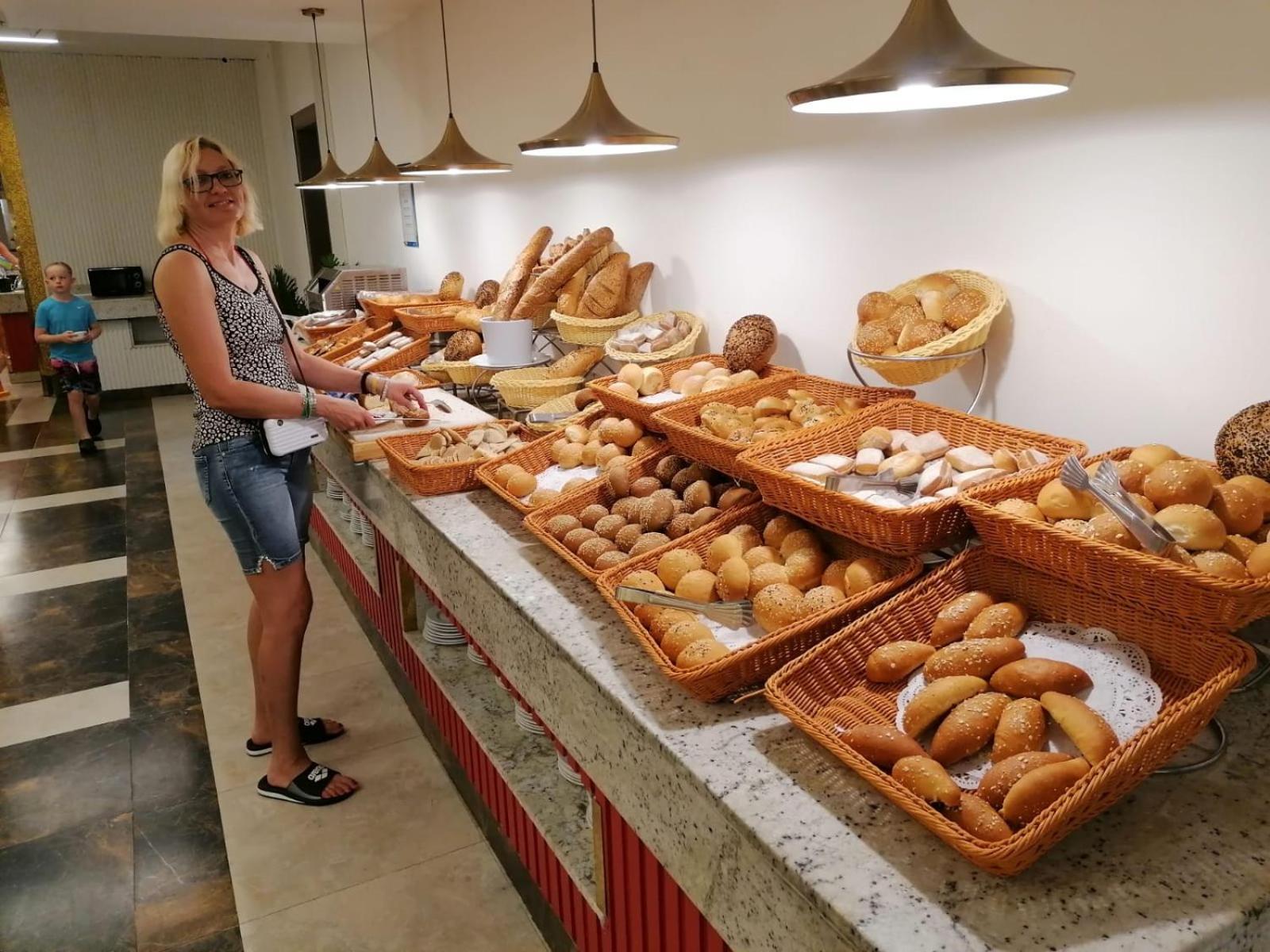 Hotel Apartments Villaggio Dei Fiori 4 Stars Luxury - Great Family Resort - Pet Friendly - With Hypermarket - Delivery Restaurant-Pizzeria - Room Breakfast With Supplement - Ultra Fast Wi-Fi - Play Area For Children - Olympic Swimming Pool - Parking Каорле Екстериор снимка