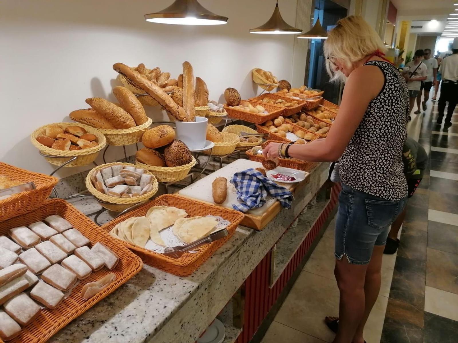Hotel Apartments Villaggio Dei Fiori 4 Stars Luxury - Great Family Resort - Pet Friendly - With Hypermarket - Delivery Restaurant-Pizzeria - Room Breakfast With Supplement - Ultra Fast Wi-Fi - Play Area For Children - Olympic Swimming Pool - Parking Каорле Екстериор снимка