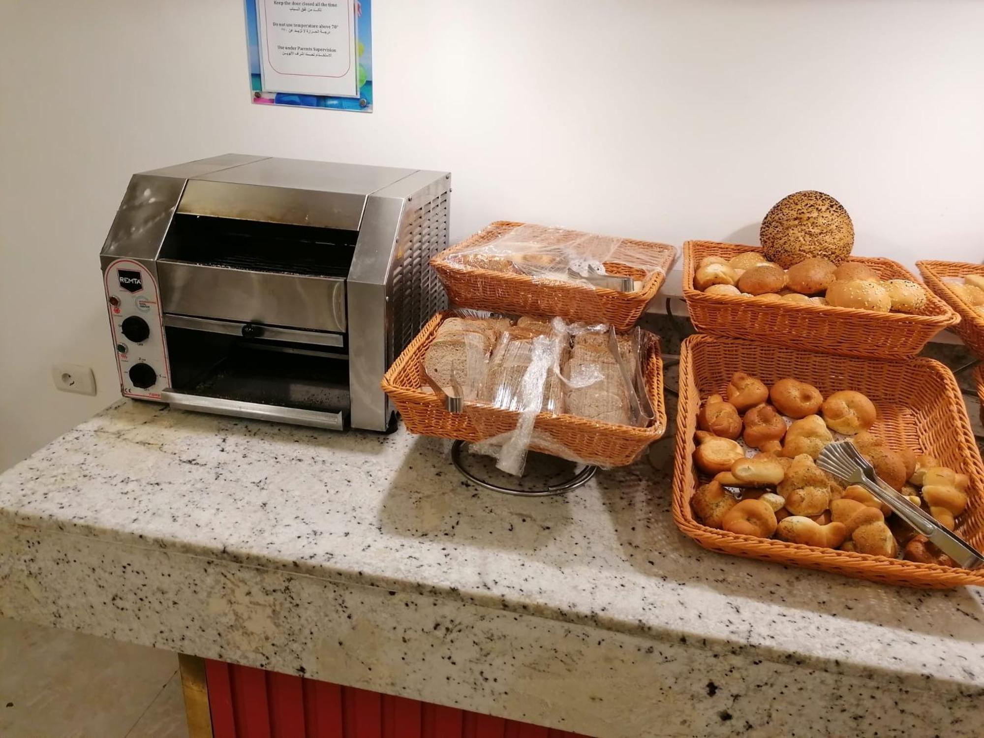 Hotel Apartments Villaggio Dei Fiori 4 Stars Luxury - Great Family Resort - Pet Friendly - With Hypermarket - Delivery Restaurant-Pizzeria - Room Breakfast With Supplement - Ultra Fast Wi-Fi - Play Area For Children - Olympic Swimming Pool - Parking Каорле Екстериор снимка