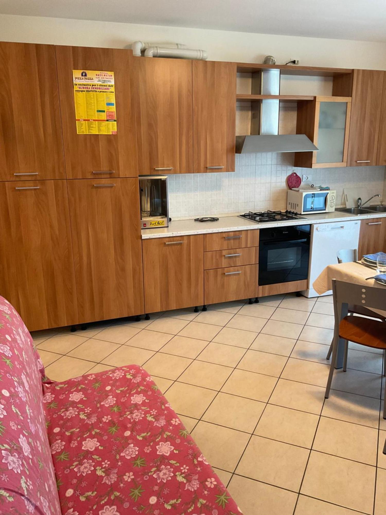 Hotel Apartments Villaggio Dei Fiori 4 Stars Luxury - Great Family Resort - Pet Friendly - With Hypermarket - Delivery Restaurant-Pizzeria - Room Breakfast With Supplement - Ultra Fast Wi-Fi - Play Area For Children - Olympic Swimming Pool - Parking Каорле Екстериор снимка