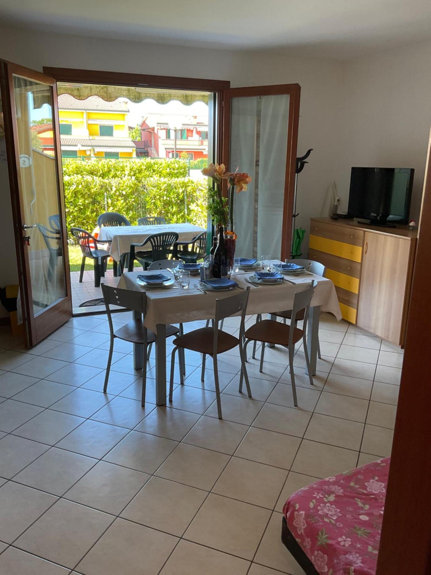 Hotel Apartments Villaggio Dei Fiori 4 Stars Luxury - Great Family Resort - Pet Friendly - With Hypermarket - Delivery Restaurant-Pizzeria - Room Breakfast With Supplement - Ultra Fast Wi-Fi - Play Area For Children - Olympic Swimming Pool - Parking Каорле Екстериор снимка
