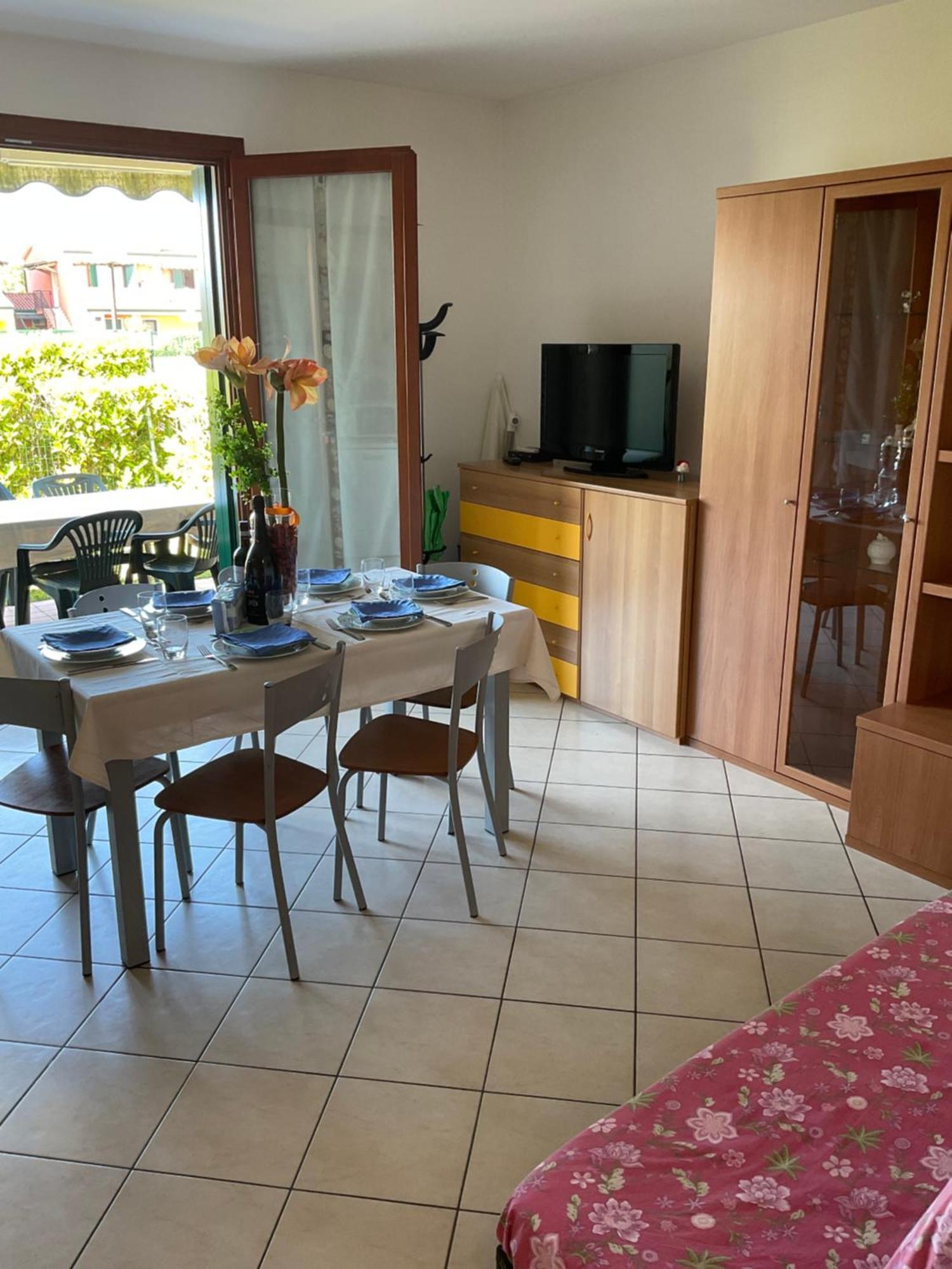 Hotel Apartments Villaggio Dei Fiori 4 Stars Luxury - Great Family Resort - Pet Friendly - With Hypermarket - Delivery Restaurant-Pizzeria - Room Breakfast With Supplement - Ultra Fast Wi-Fi - Play Area For Children - Olympic Swimming Pool - Parking Каорле Екстериор снимка