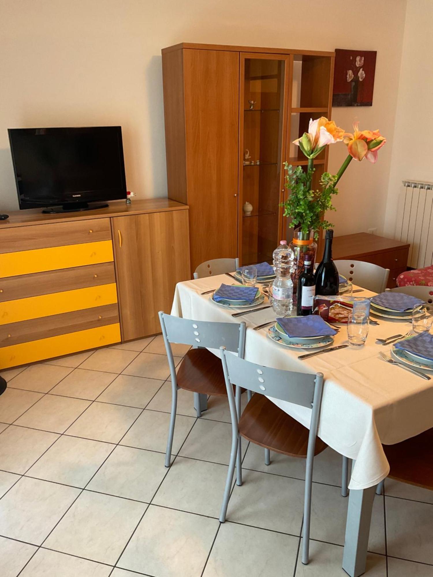 Hotel Apartments Villaggio Dei Fiori 4 Stars Luxury - Great Family Resort - Pet Friendly - With Hypermarket - Delivery Restaurant-Pizzeria - Room Breakfast With Supplement - Ultra Fast Wi-Fi - Play Area For Children - Olympic Swimming Pool - Parking Каорле Екстериор снимка
