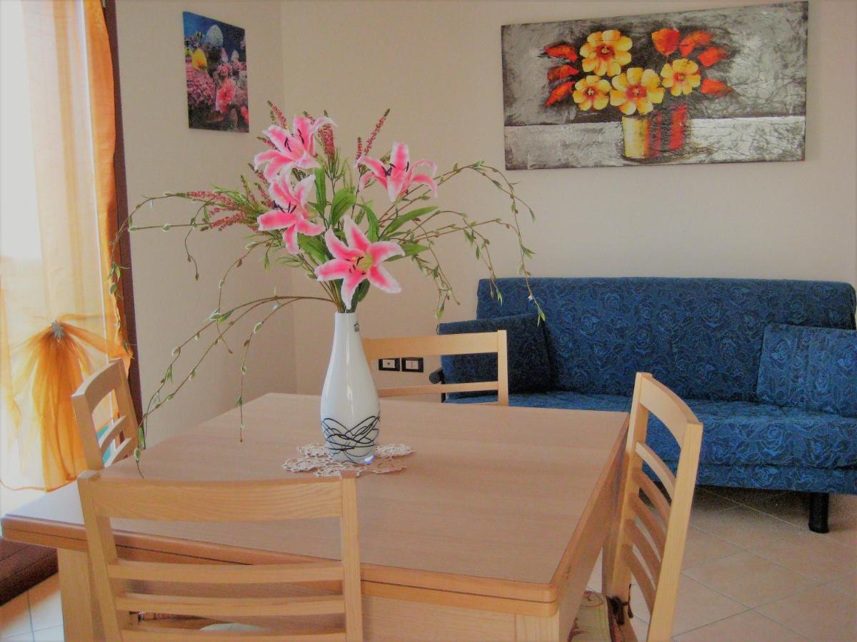 Hotel Apartments Villaggio Dei Fiori 4 Stars Luxury - Great Family Resort - Pet Friendly - With Hypermarket - Delivery Restaurant-Pizzeria - Room Breakfast With Supplement - Ultra Fast Wi-Fi - Play Area For Children - Olympic Swimming Pool - Parking Каорле Екстериор снимка